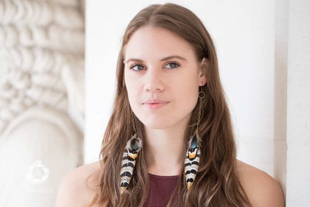 Boucles d'oreilles faites main avec plumes naturelles rayées