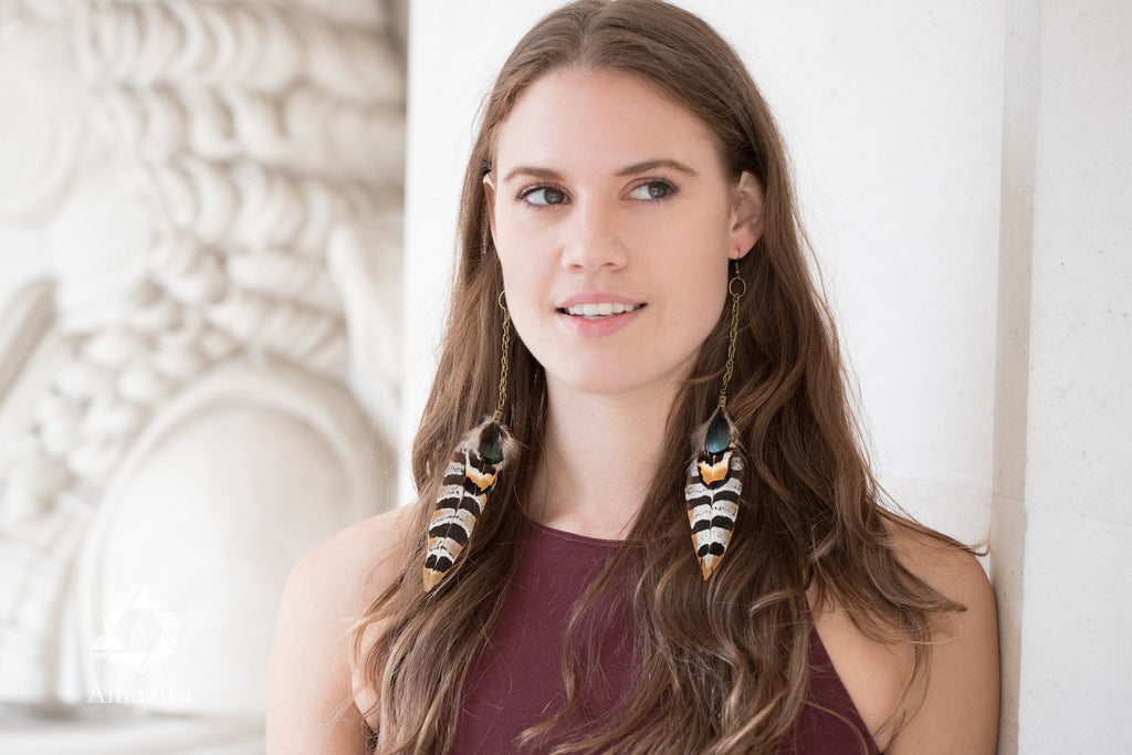 Boucles d'oreilles faites main avec plumes naturelles rayées