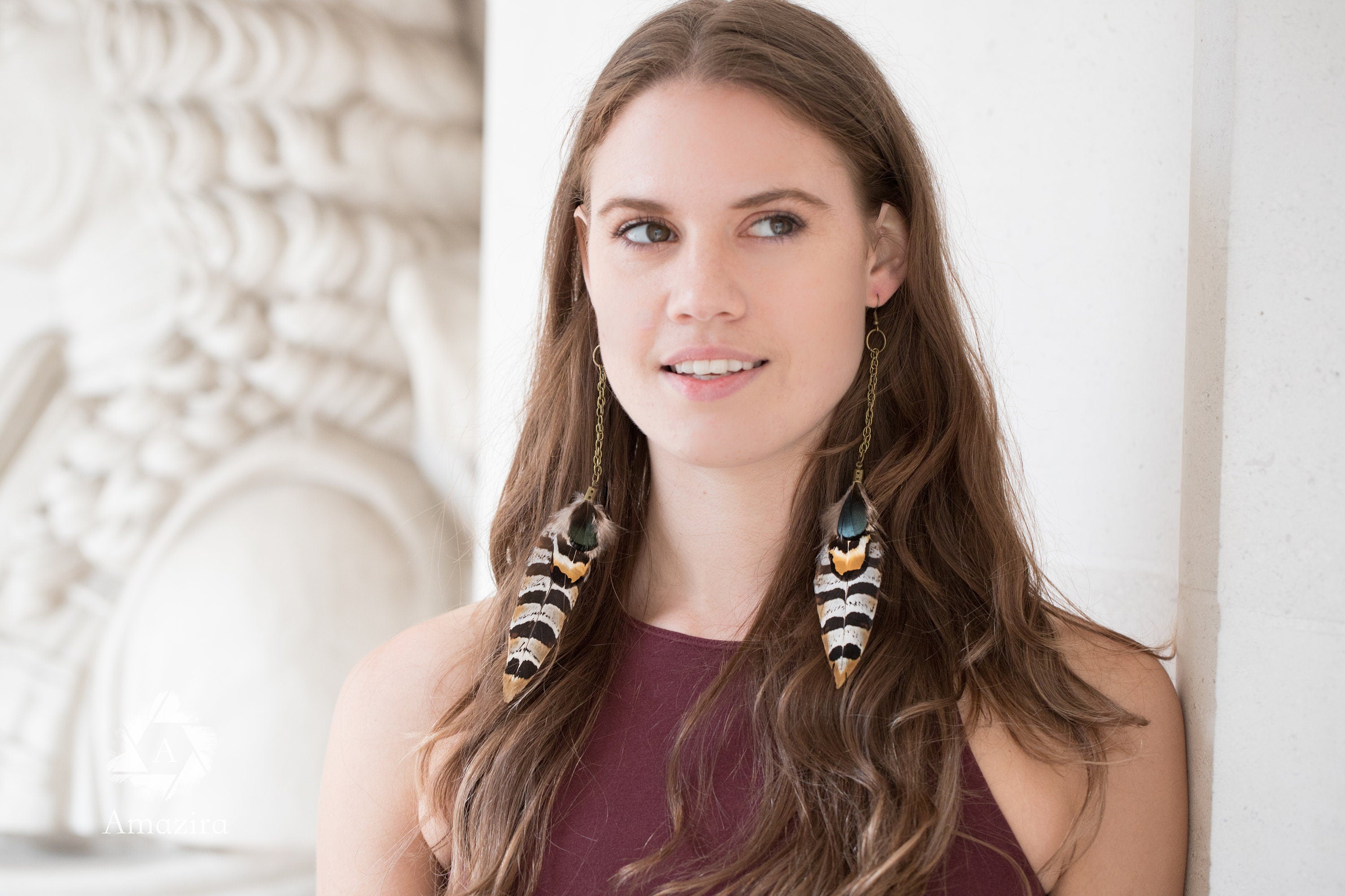 Boucles d'oreilles faites main avec plumes naturelles rayées