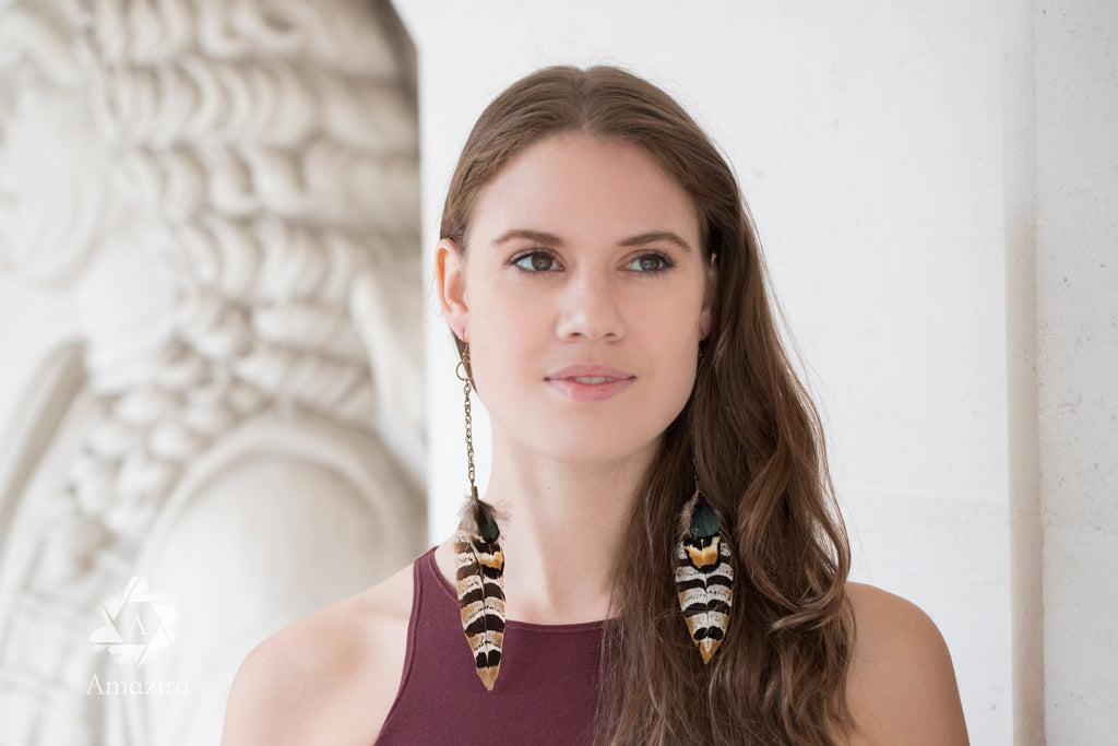 Boucles d'oreilles faites main avec plumes naturelles rayées