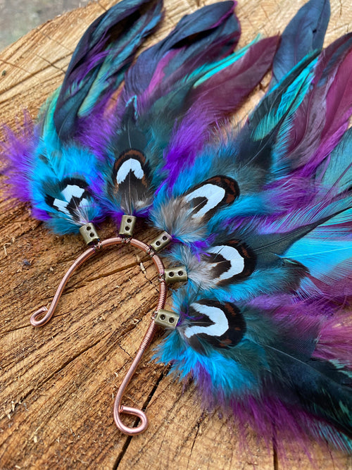 Cuff de oreja de plumas naturales moradas y azules