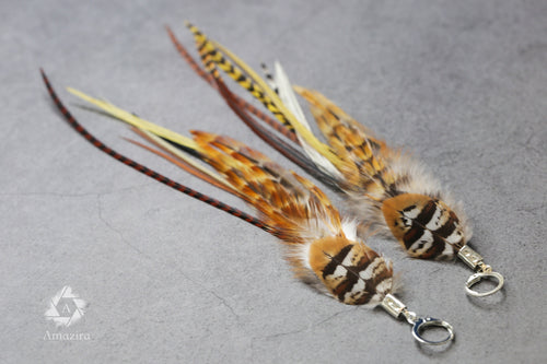 Longue boucle d'oreille en vraie plume naturelle rayée grizzly