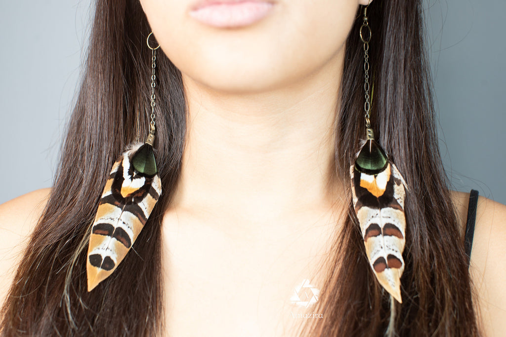 Boucles d'oreilles faites main avec plumes naturelles rayées