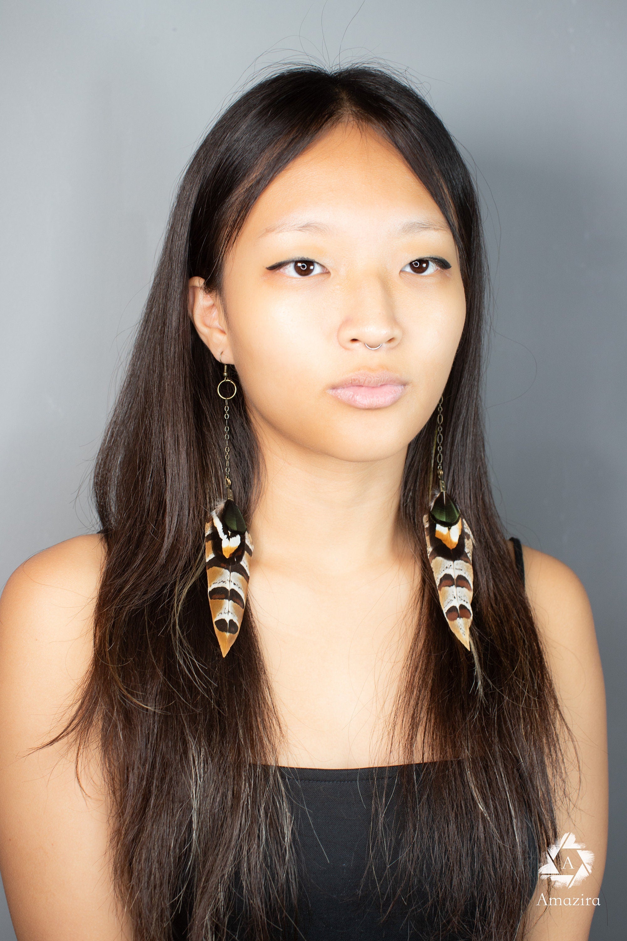 Boucles d'oreilles faites main avec plumes naturelles rayées