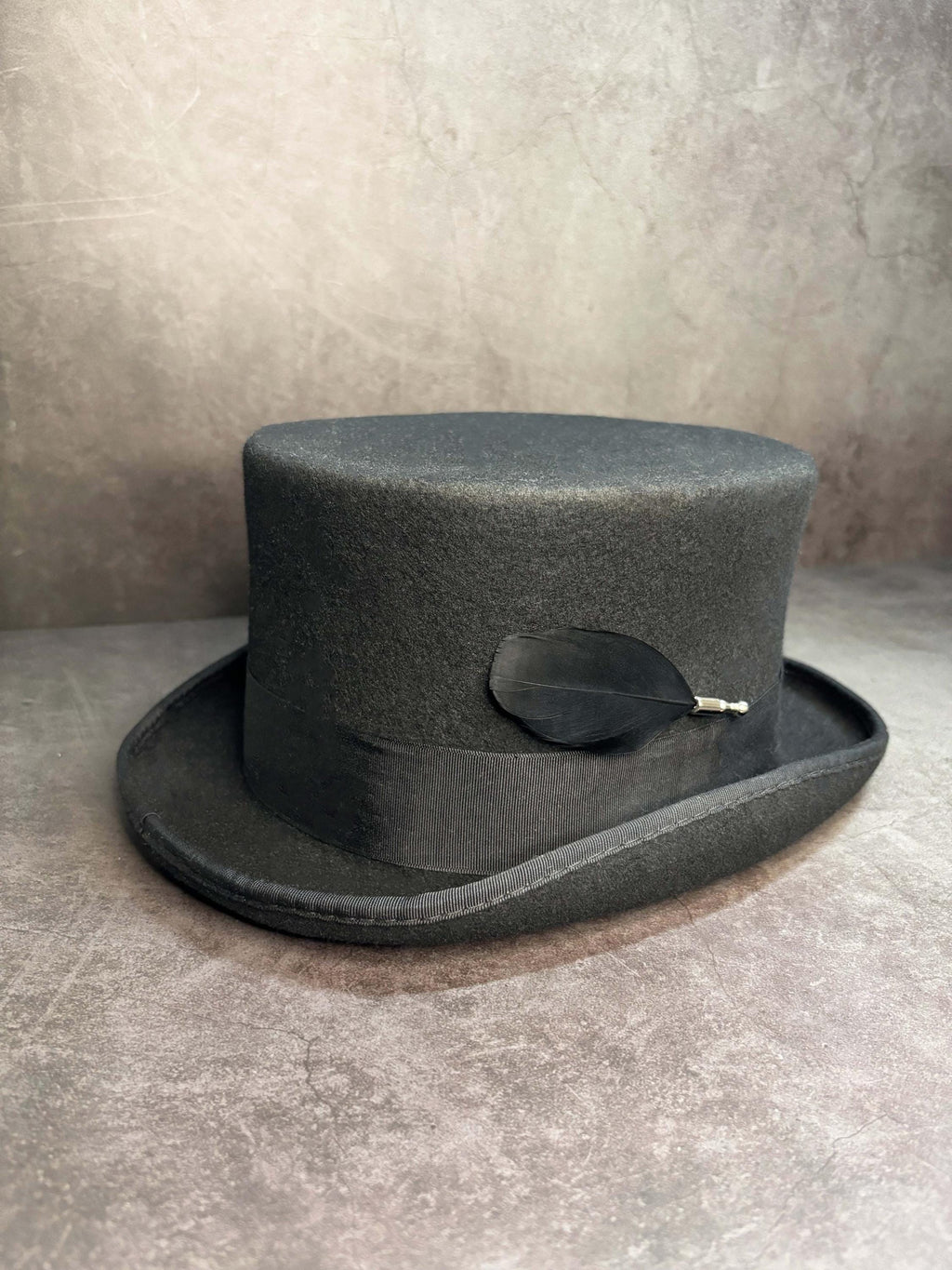 Elegante broche de alfiler de plumas negras