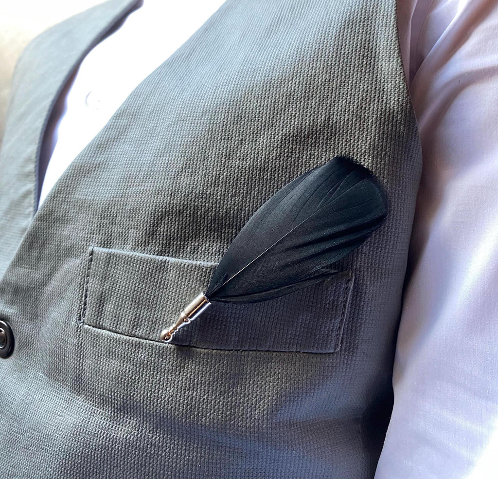 Elegante broche de alfiler de plumas negras
