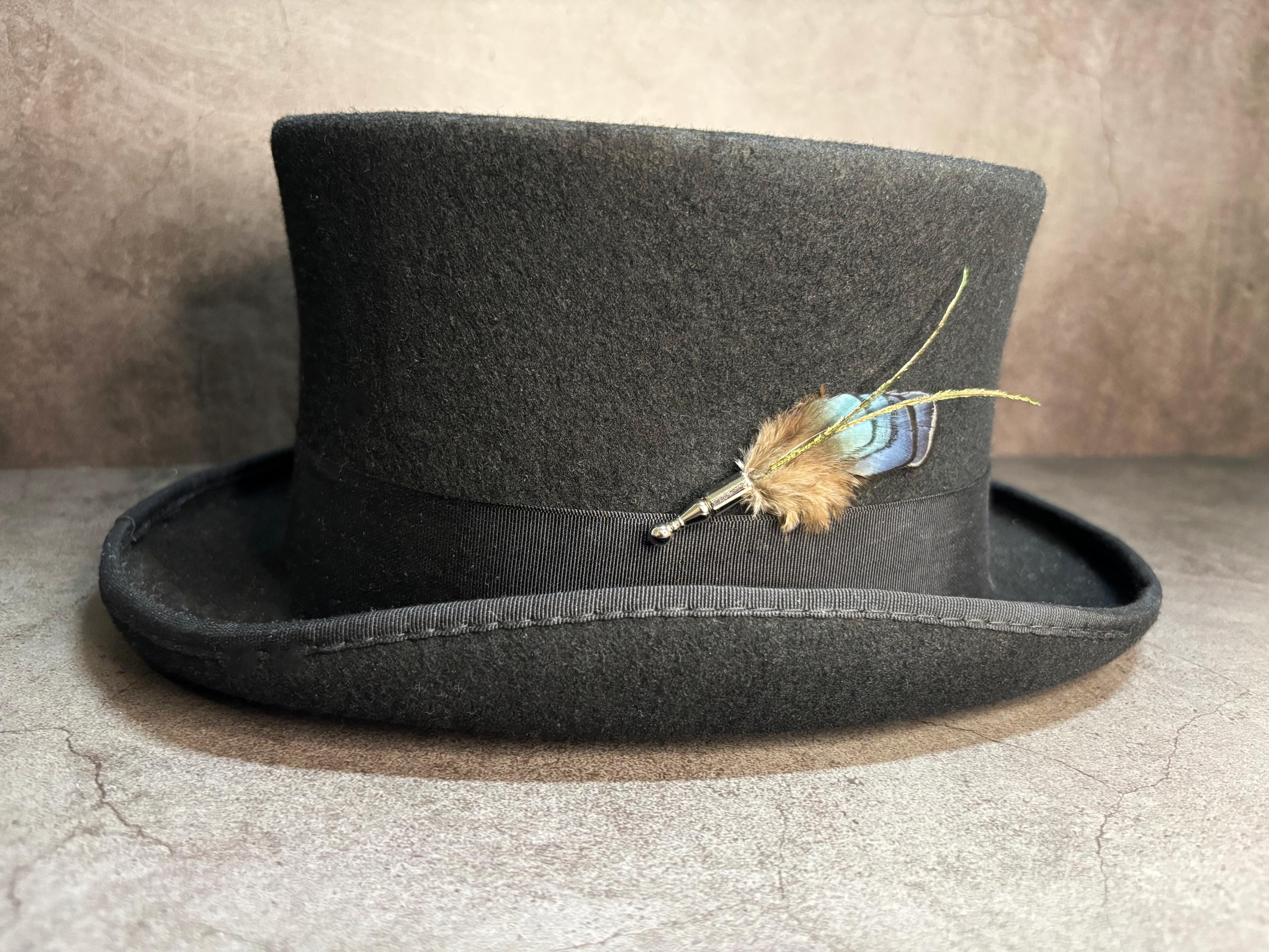 Elegant iridescent blue brooch